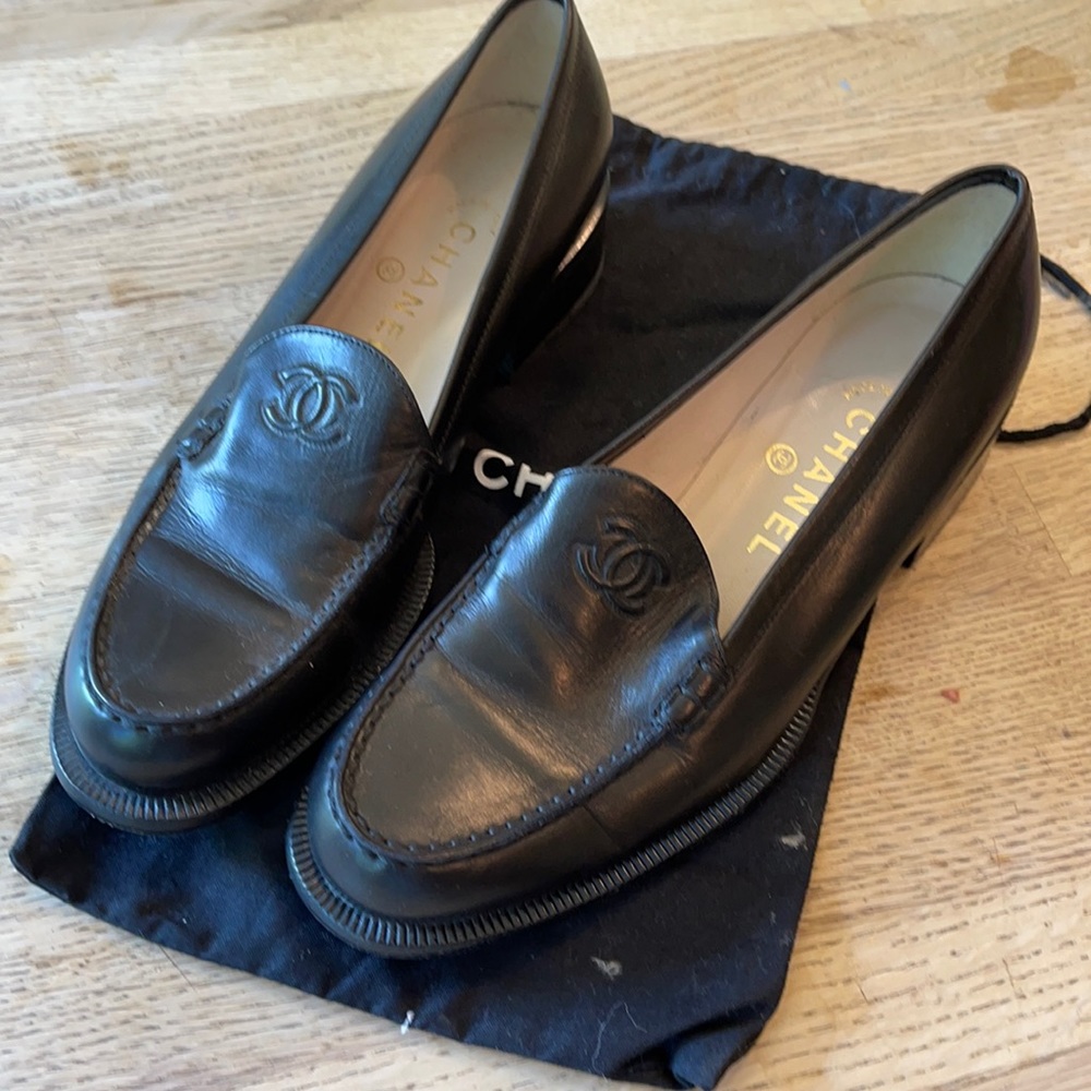Chanel classic low-heel moccasins.